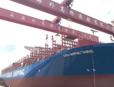 Στον Πειραιά το γιγαντιαίο China Cosco Taurus (φωτό, βίντεο)